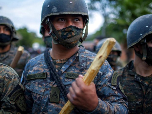 La caravana de migrantes, en su mayoría hondureños, trataron de avanzar por Guatemala pero fuero reprimidos en Vado Hondo, Chiquimula. Fotos: AP.