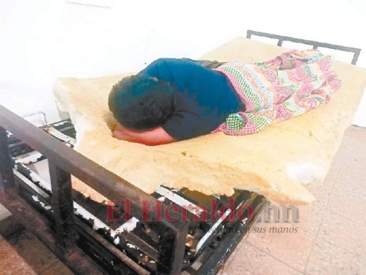 Corren a quemar colchones viejos en el hospital Santa Rosita