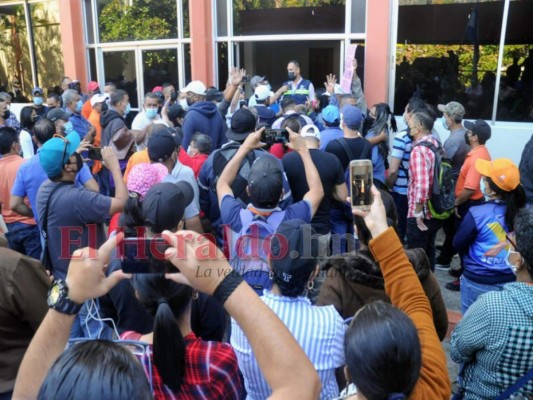 Fotos: Empleados de Hondutel se toman oficina principal para exigir pagos atrasados