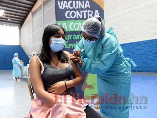 Llaman a embarazadas a vacunarse contra el covid-19