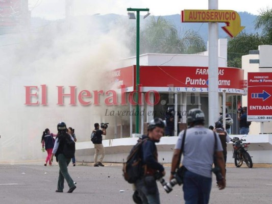 FOTOS: Gas lacrimógeno, piedras y fuego durante protestas en la capital de Honduras