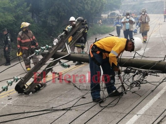 FOTOS: Accidente de rastra deja sin electricidad gran parte de zona sur de Honduras