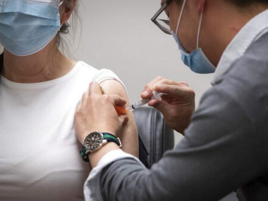 Holanda restringe uso de vacuna de AstraZeneca en menores de 60 años