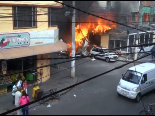 Ascienden a seis los muertos tras caer avioneta en un barrio de Bogotá