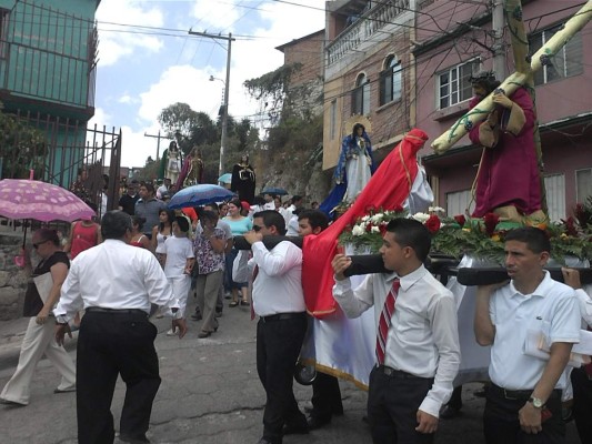 Fe y devoción de hondureños en solemne procesión del Vía Crucis