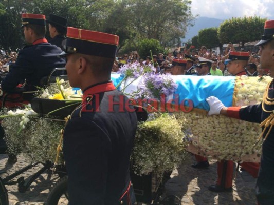 Guatemaltecos dan su adiós póstumo al expresidente Alvaro Arzú