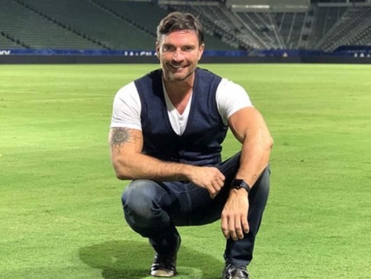 Julián Gil sorprende a sus fans al convertirse en un personaje de Los Simpsons