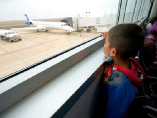 En fotos, la difícil travesía de una madre hondureña y su hijo tras detención en la frontera