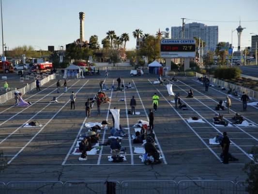 En medio de pandemia, indigentes duermen en estacionamiento en Las Vegas