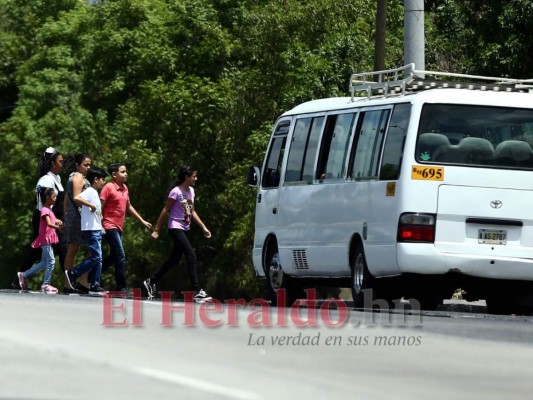 FOTOS: Un paso en falso de sus padres podría cobrar la vida de estos niños en 'cruces de la muerte' de la capital