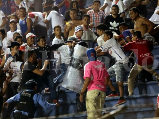 Barra que apoya a Olimpia burla los seis anillos de seguridad de la Policía