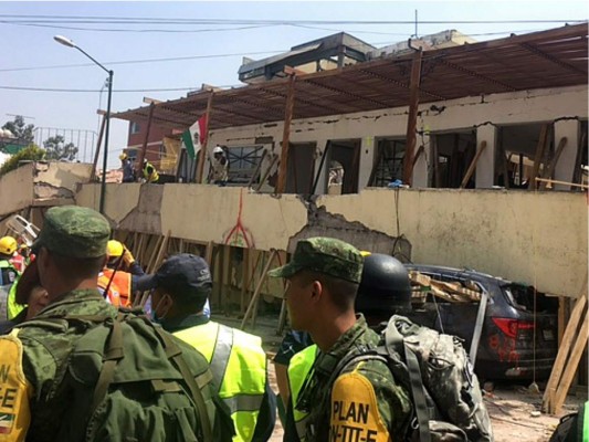 Redoblan esfuerzos para sacar a niña atrapada en escuela en México tras sismo