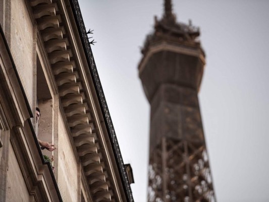 Francia registra 544 decesos por coronavirus, el total llega a 21,340