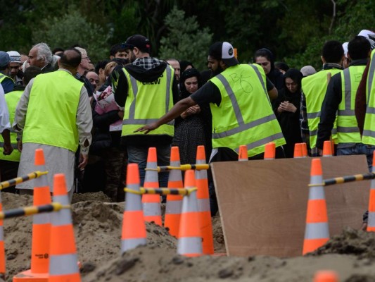 Las tristes imágenes del entierro masivo de las víctimas de la masacre en Nueva Zelanda