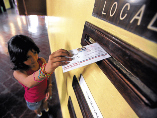 Niños capitalinos tras la pista de Santa Claus