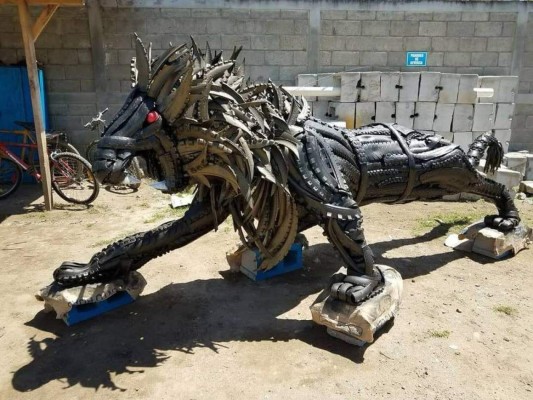 Llantas de motos transformadas en originales rugidos del arte