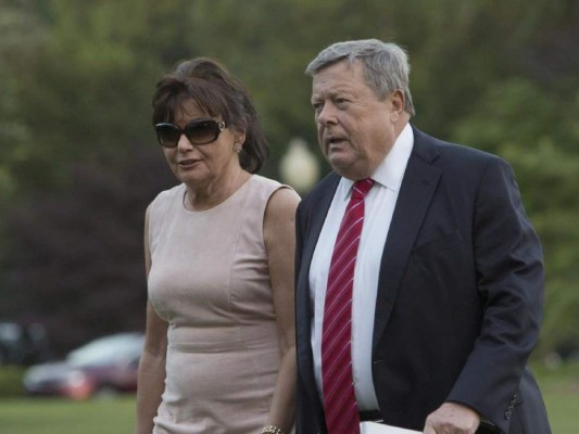 Los padres inmigrantes de Melania Trump se convierten en residentes de EEUU