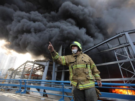 Beirut vive otra vez una pesadilla: estalla un depósito en el puerto (FOTOS)