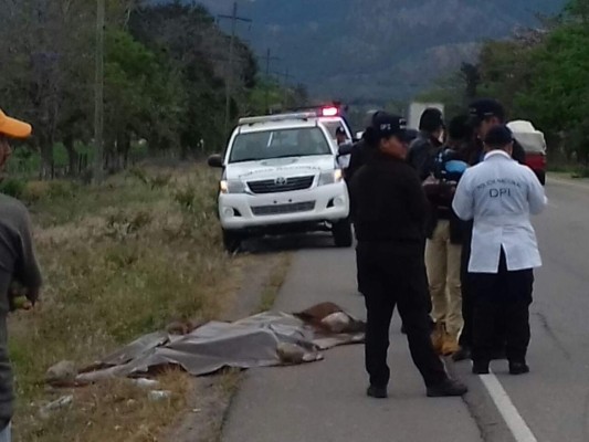 Hallan muerta a una mujer en la carretera al norte de Honduras