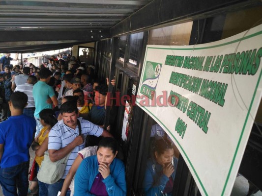 Interminables filas en el RNP para reclamar la tarjeta de identidad
