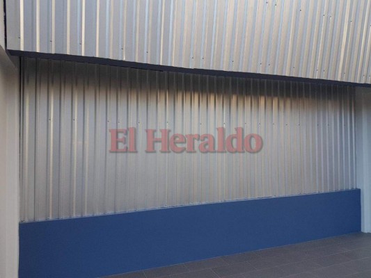 'Sellan' con lámina de zinc edificios destrozados por manifestantes de la Alianza de Oposición