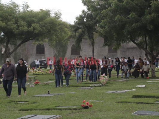 Consternación y llanto en sepelio de universitaria tiroteada en un bus