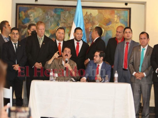 Así estamparon su firma 'Mel” Zelaya y Jorge Cálix para acabar con la crisis legislativa (Foto)