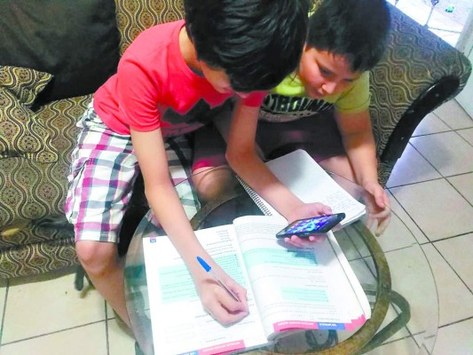 Distribuirán 5,000 guías de trabajo a estudiantes sin acceso a internet