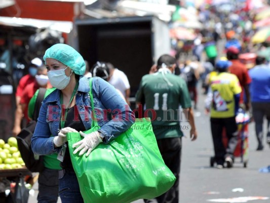 FOTOS: Capitalinos abarrotan este viernes los mercados, pese a restricciones