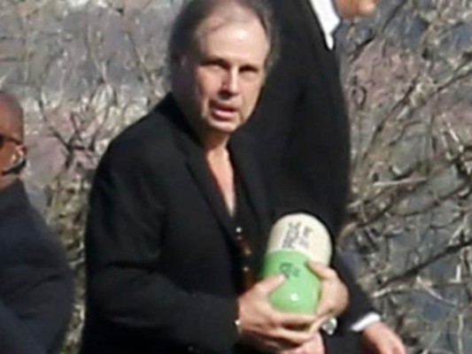 Las cenizas de Carrie Fisher son enterradas en una urna con forma de pastilla antidepresiva