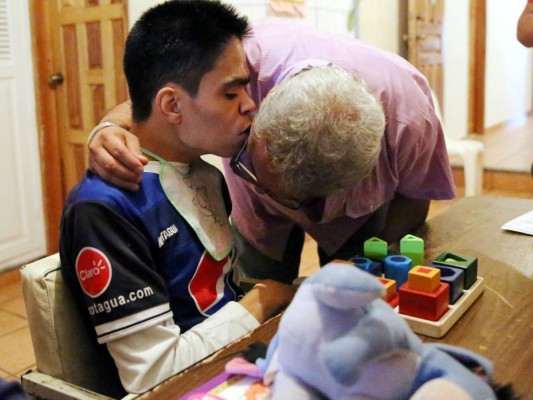 Adversidad de su hijo lo lleva a abrir una fundación