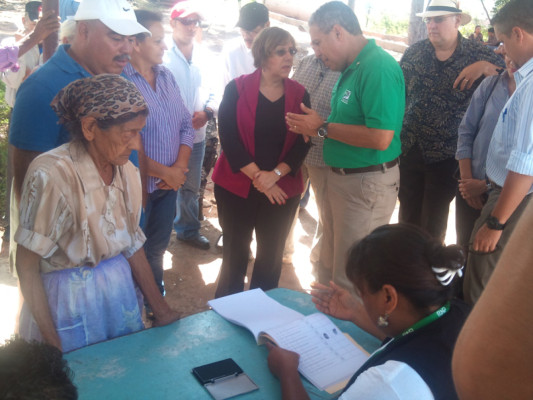 Lisa Kubiske supervisa entrega de identidades