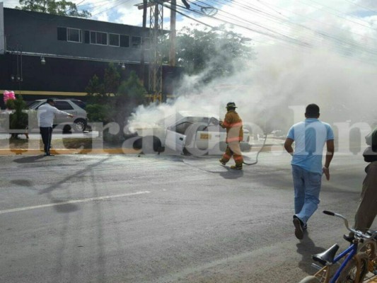 Honduras: Taxi es consumido por las llamas en el bulevar Morazán de Tegucigalpa