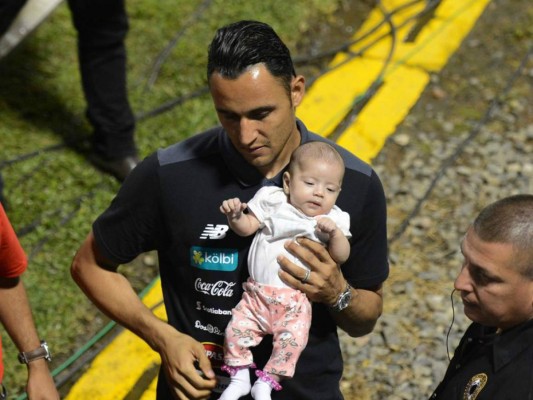 Niña conquista al portero de Costa Rica Keylor Navas, previo al juego ante la Selección de Honduras