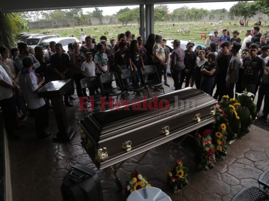Consternación y llanto en sepelio de universitaria tiroteada en un bus