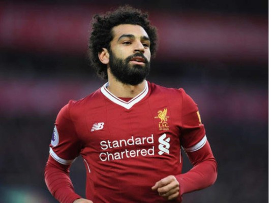 Mohamed Salah se toma una foto en Times Square mientras señala su mural