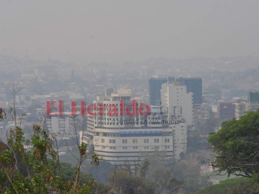 Sin agua, con una pandemia y ahogados por el humo de incendios en la capital del Honduras