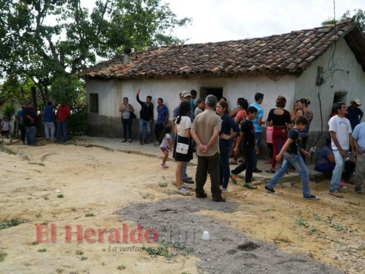 Las tristes imágenes del velorio de hermanos arrastrados por el río Ulúa tras accidente vial