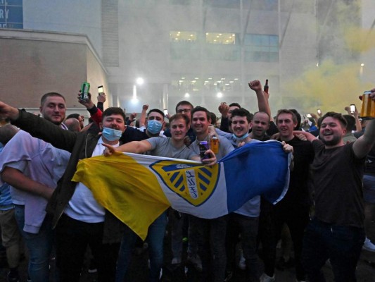 Bielsa ha sido seguido por un multitudinario séquito de incondicionales hinchas y por la prensa local, que en esta ocasión destacó el ascenso a la Premier League del Leeds. Foto: AFP.