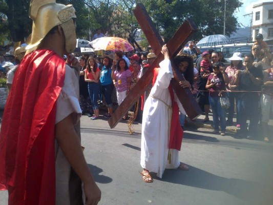 Fe y devoción de hondureños en solemne procesión del Vía Crucis