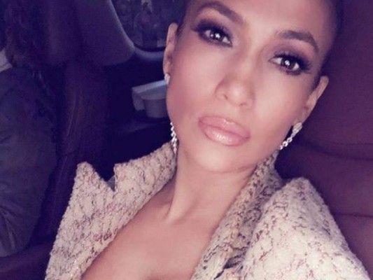 Jennifer López acelera el ritmo cardíaco tras presumir sus enormes atributos
