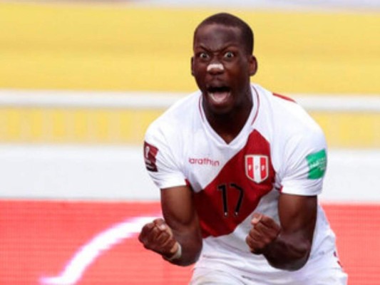 Perú vence 2-1 de visita a Ecuador y lo deja el último puesto de las eliminatorias