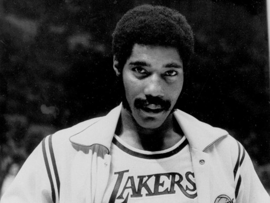 Muere Connie Hawkins, miembro de salón de la Fama de básquet