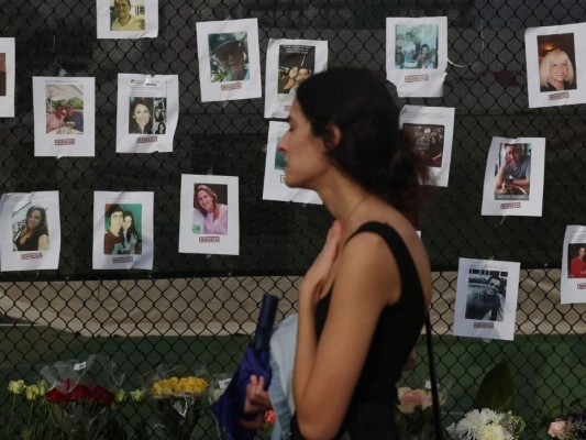 Familiares de las víctimas en Surfside rinden homenaje con emotivo monumento improvisado