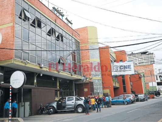 CNE en ascuas por inexperiencia y lucha de intereses