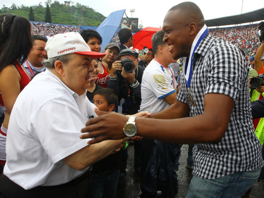 Olimpia rinde homenaje a legionarios y viejas glorias