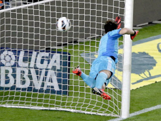 Una gigantesca bandera catalana presidió el inicio del Barcelona-Real Madrid