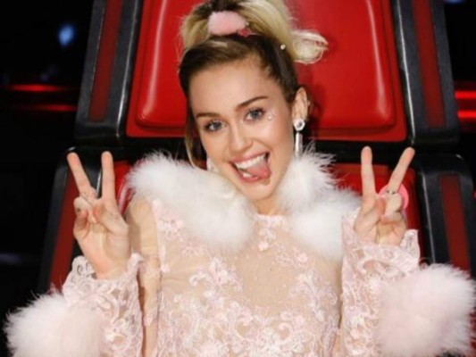 La cantante Miley Cyrus dejó ver en una entrevista que consumía mucha marihuana. Foto: Instagram