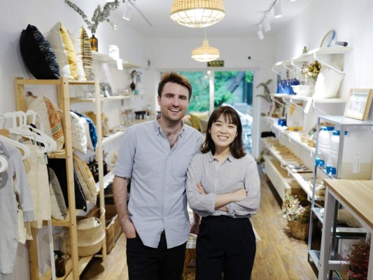 Joe Harvey, de origen inglés, y su socia Carrie Yu fundaron la empresa abriendo una tienda en Pekín, en 2018.