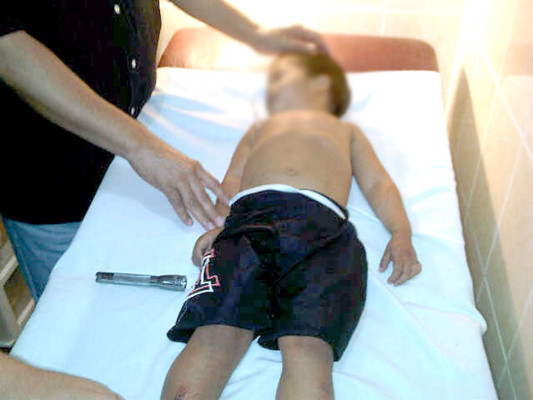 Niño sobrevivió cuatro días en una montaña